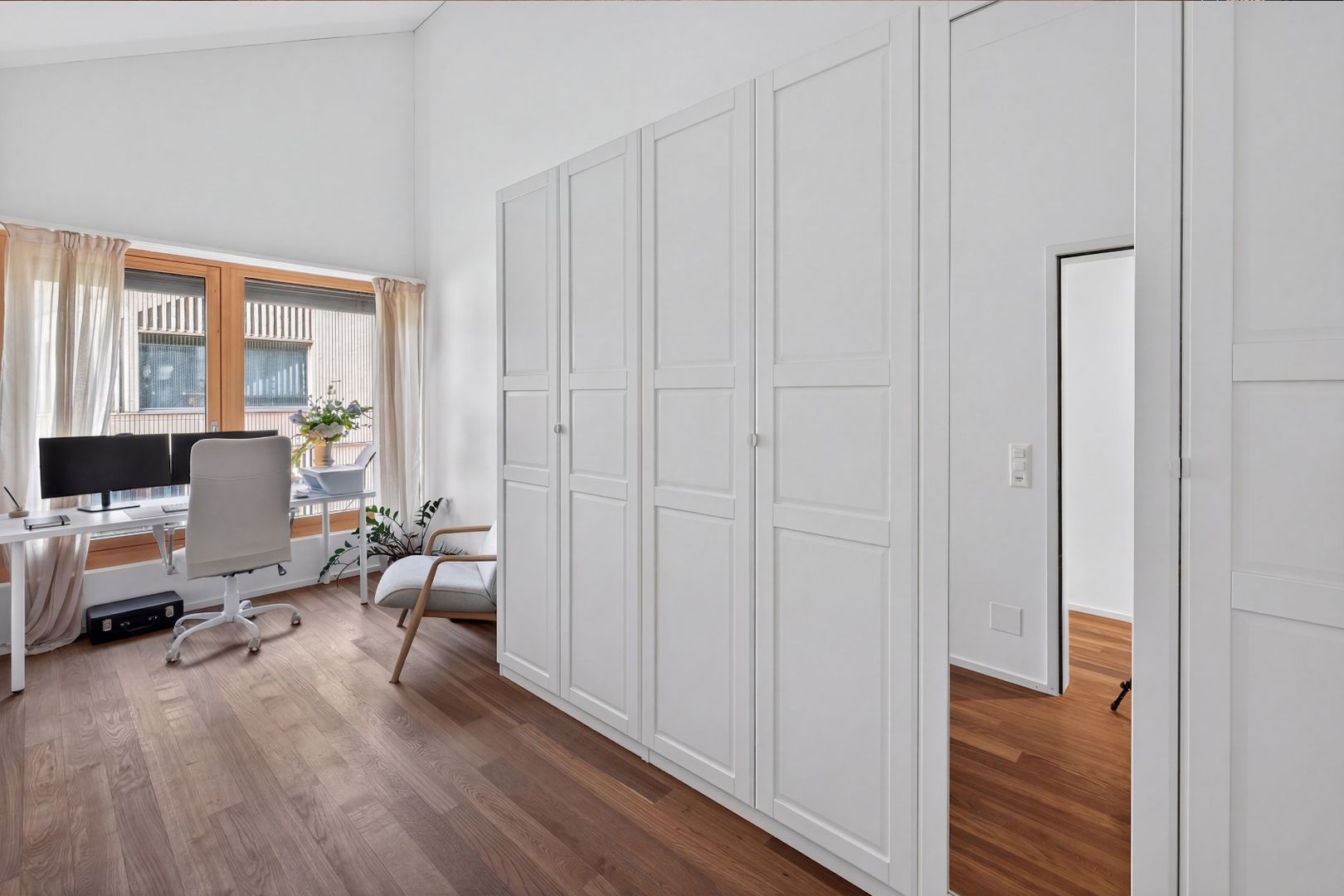 Moderne Dachwohnung mit Weitsicht und charaktervoller Holzarchitektur - Bild 7