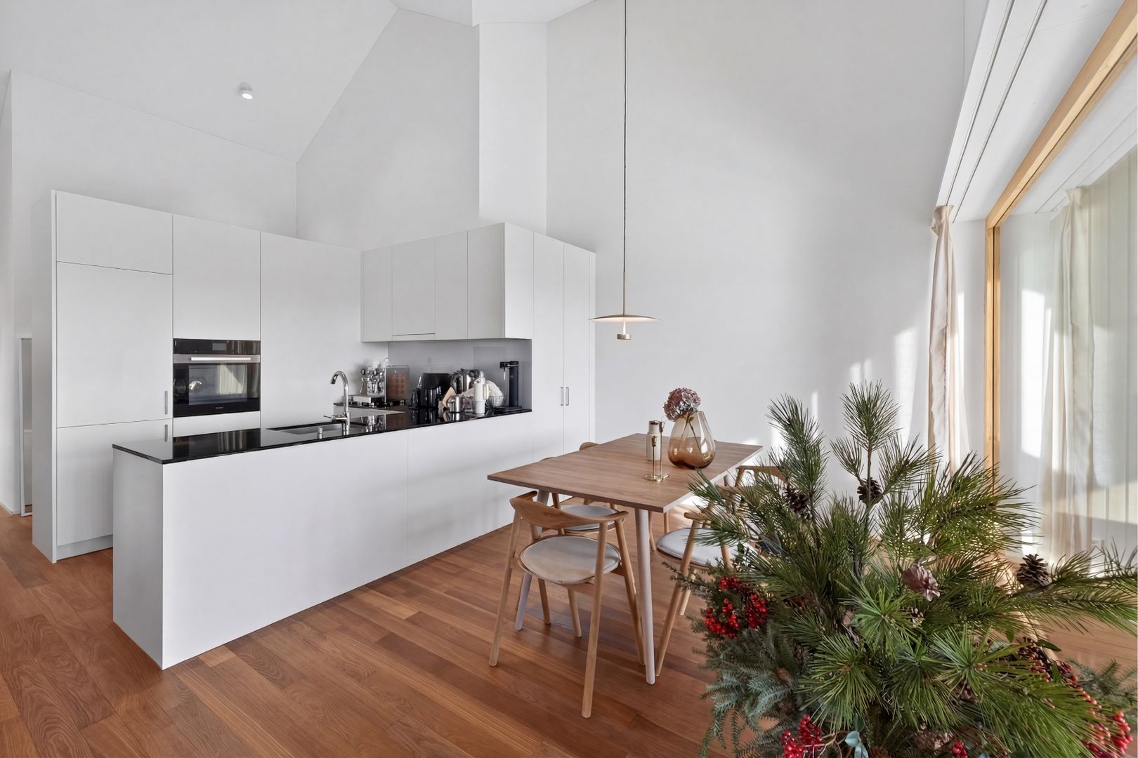 Moderne Dachwohnung mit Weitsicht und charaktervoller Holzarchitektur - Bild 2