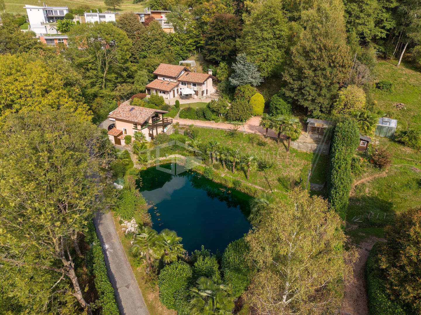 UN'OASI DI PRIVACY: VILLA CON LAGHETTO E DEPENDANCE