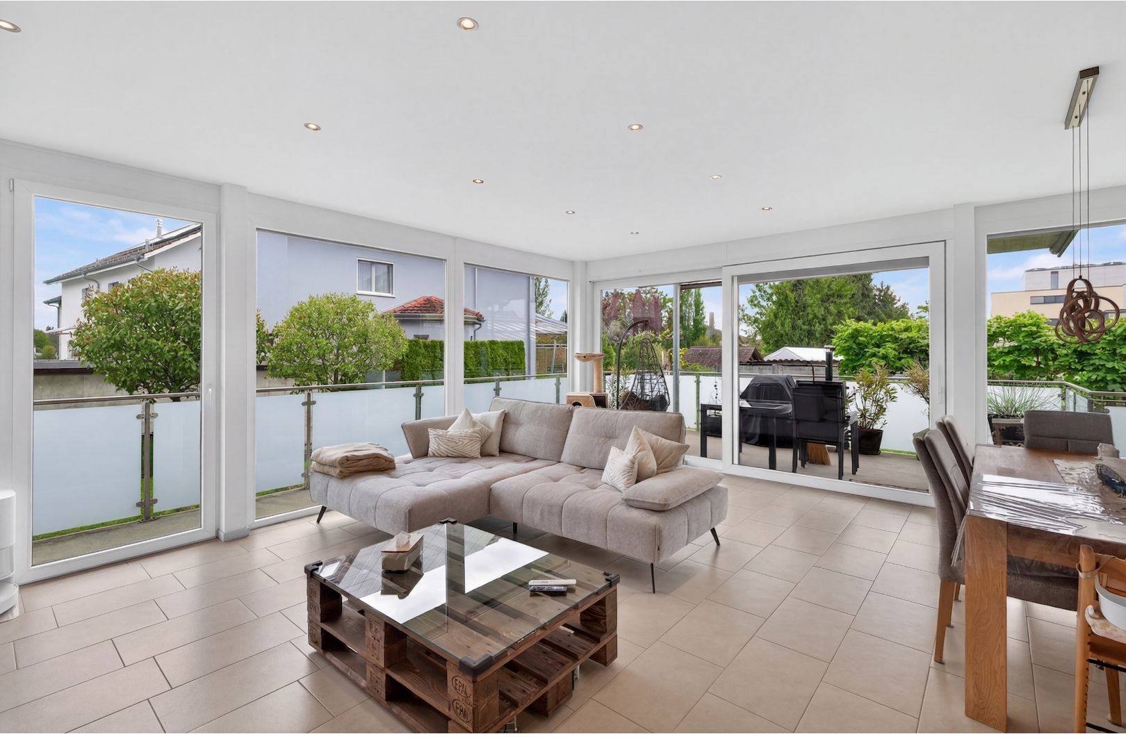 Neuwertige Wohnung mit offenem Wohnkonzept, sonniger Terrasse und direktem Gartenzugang an ruhiger Lage - Bild 2