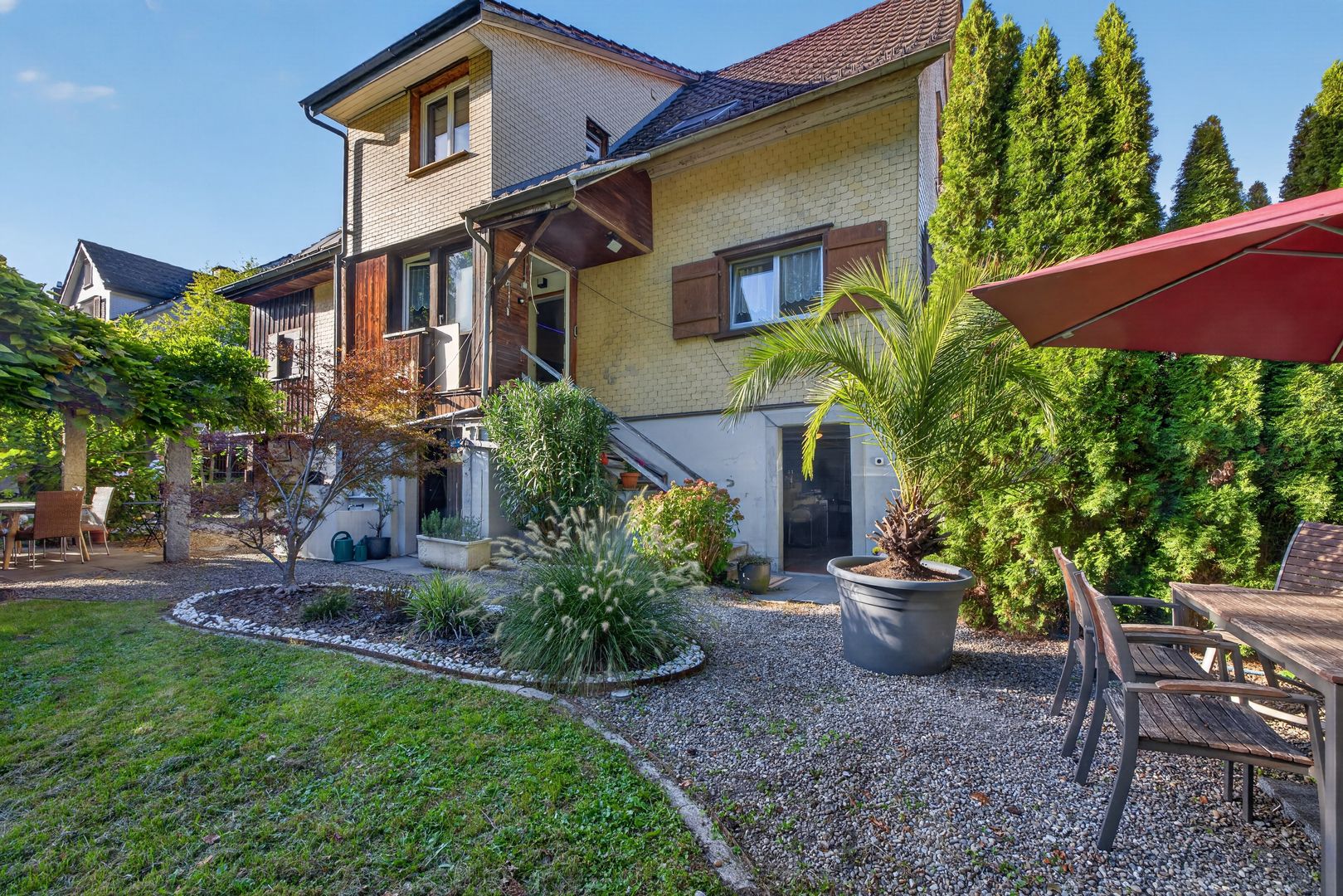 Einfamilienhaus mit Einliegerwohnung und Blick ins Grüne - Hauptbild