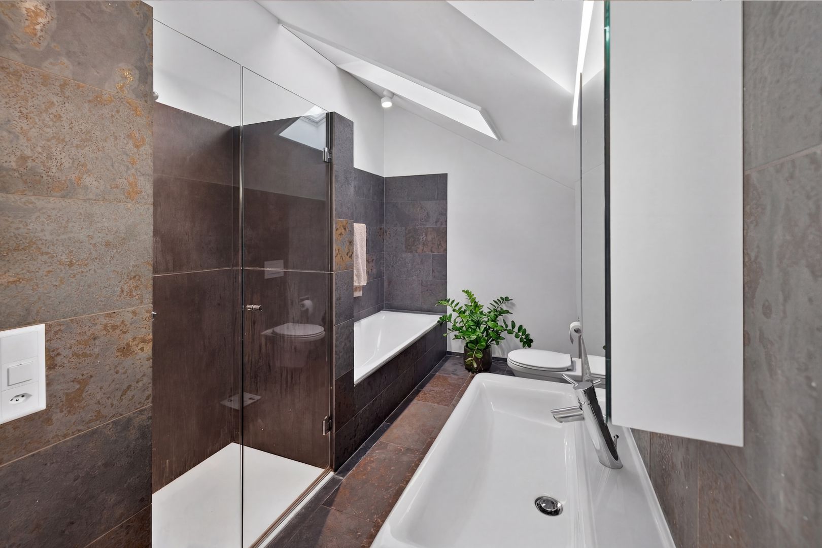 Moderne Dachwohnung mit Weitsicht und charaktervoller Holzarchitektur - Bild 8