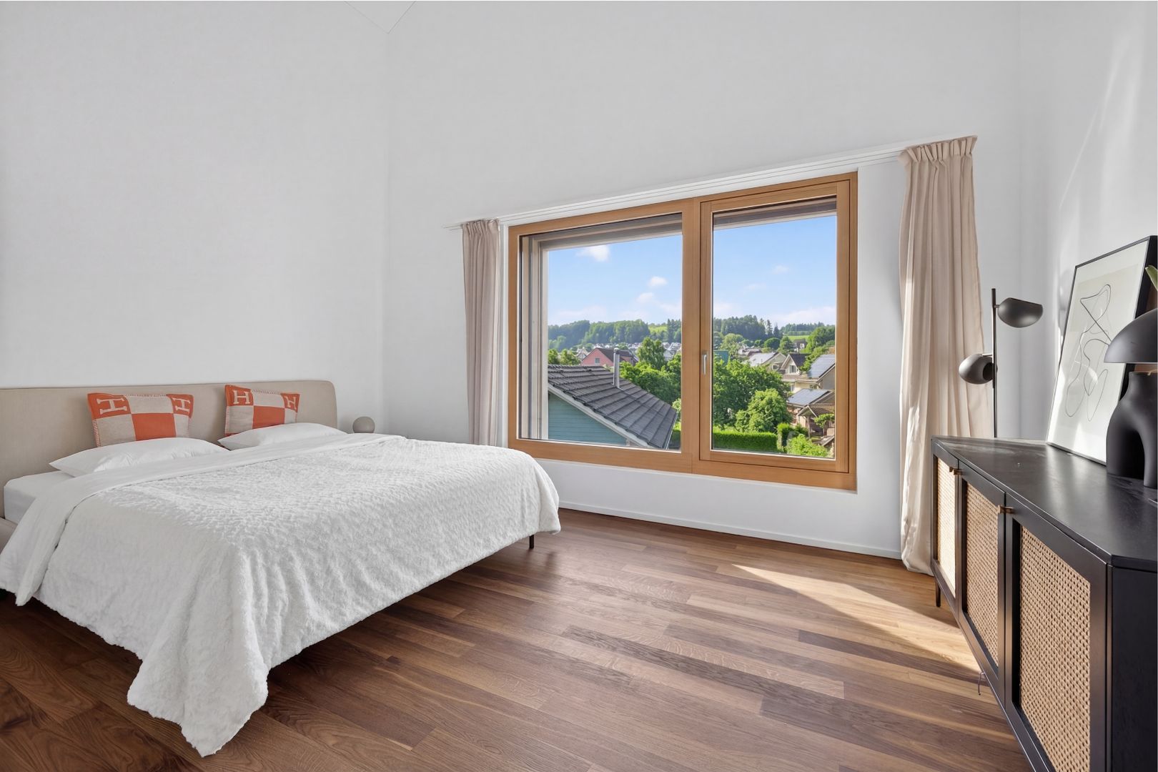 Moderne Dachwohnung mit Weitsicht und charaktervoller Holzarchitektur - Bild 6