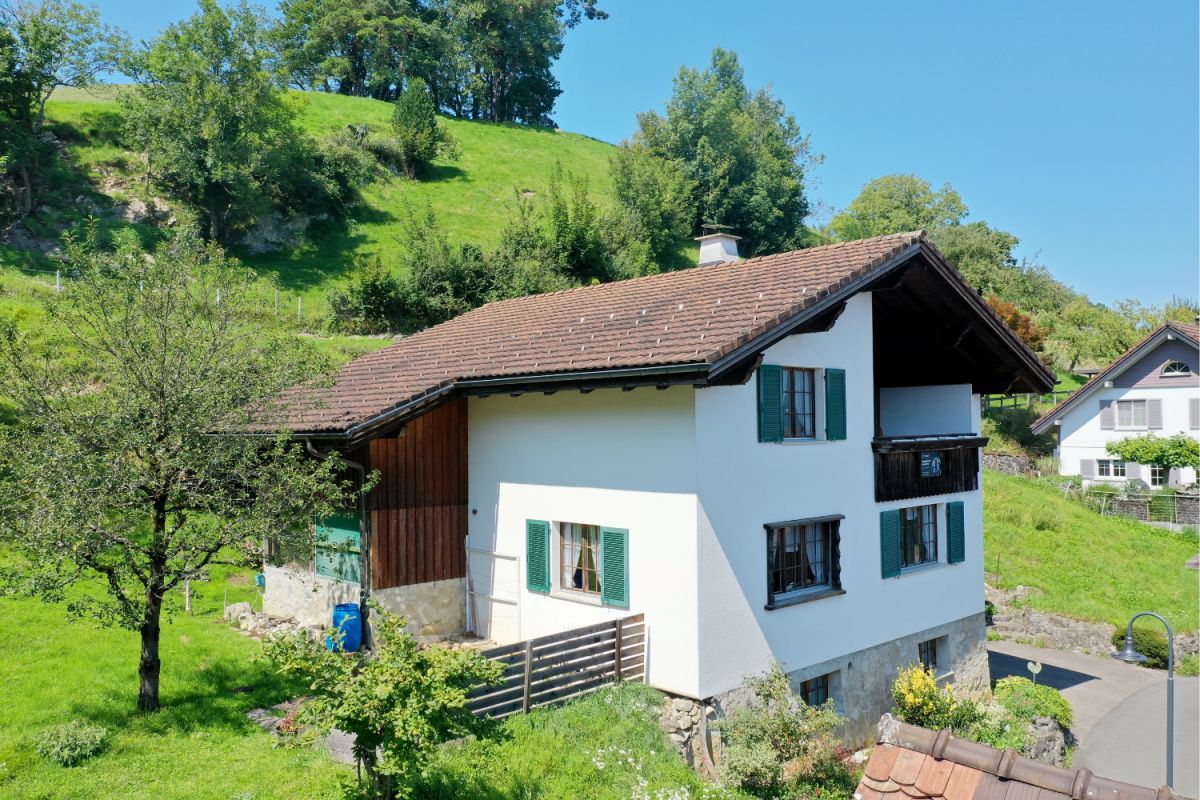 Freistehendes Einfamilienhaus mit viel Umschwung und herrlicherAussicht - Bild 2