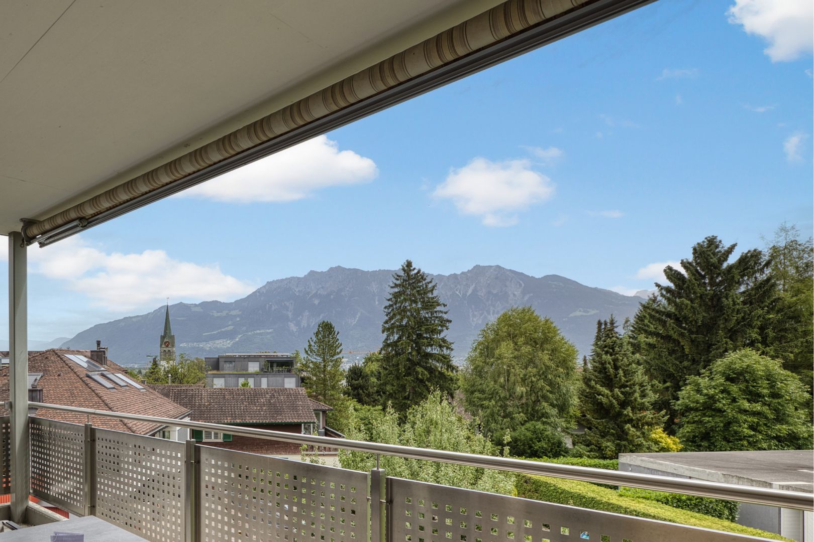 Ruhig wohnen, zentral leben – sonniger Balkon mit schönem Weitblick - Bild 10