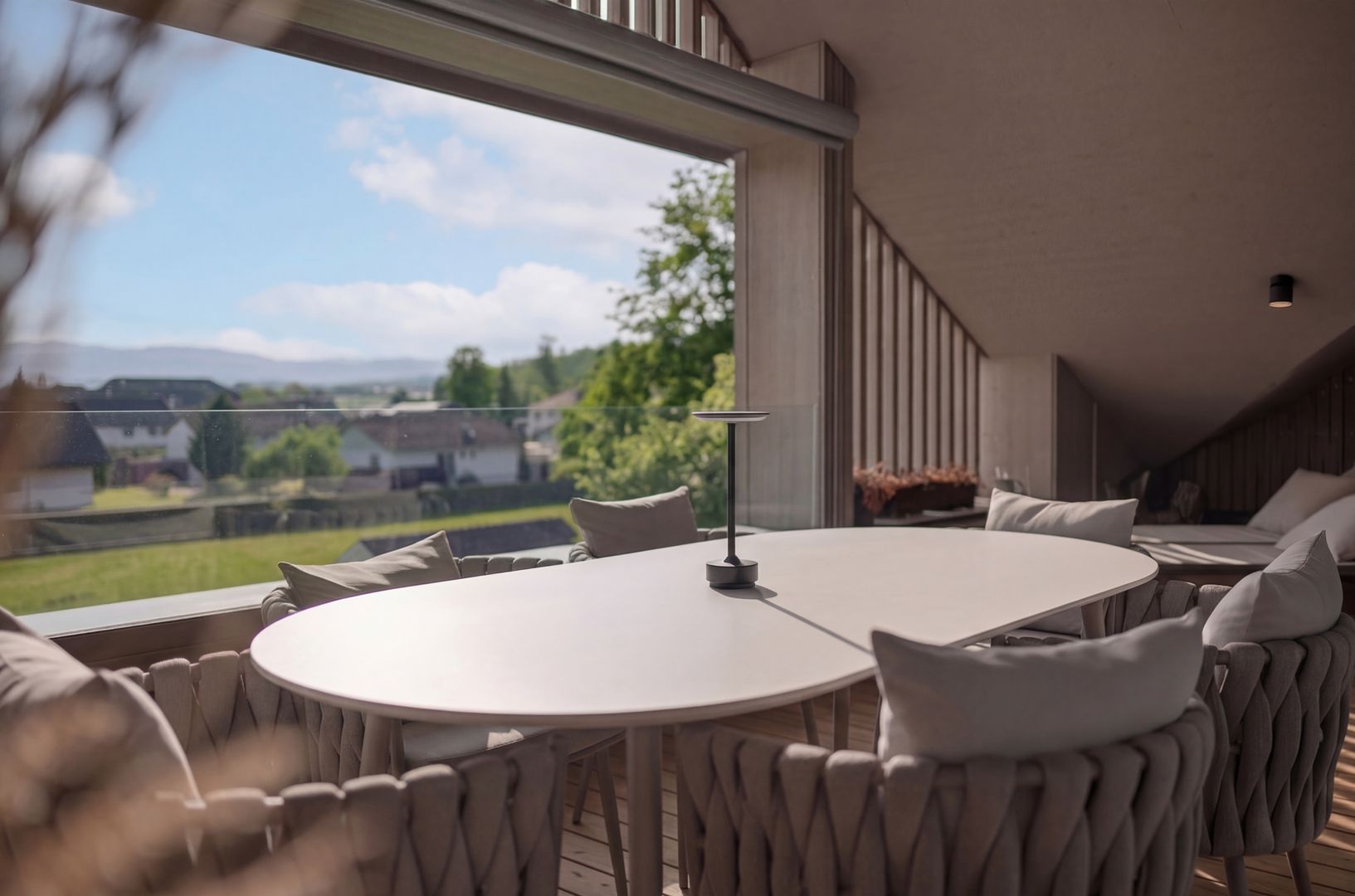 Moderne Dachwohnung mit Weitsicht und charaktervoller Holzarchitektur - Bild 11