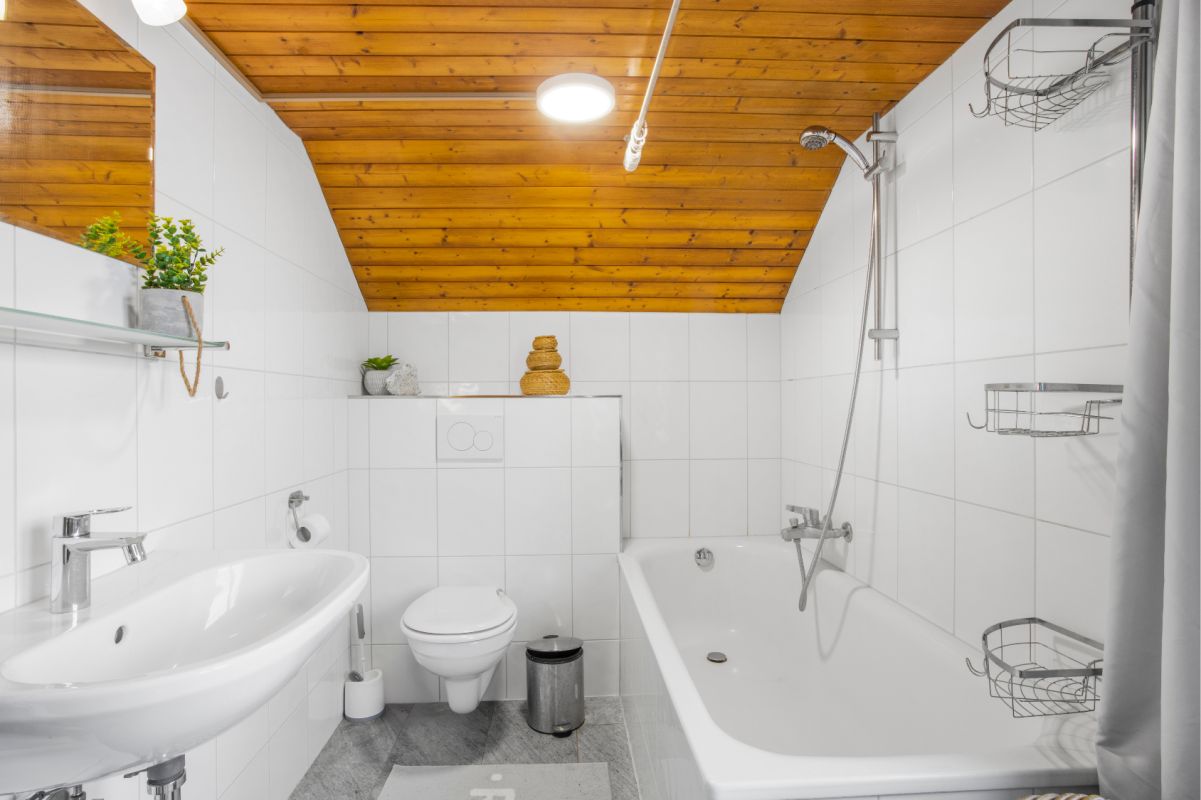 Renoviertes freistehendes Einfamilienhaus mit Umschwung - Bild 5