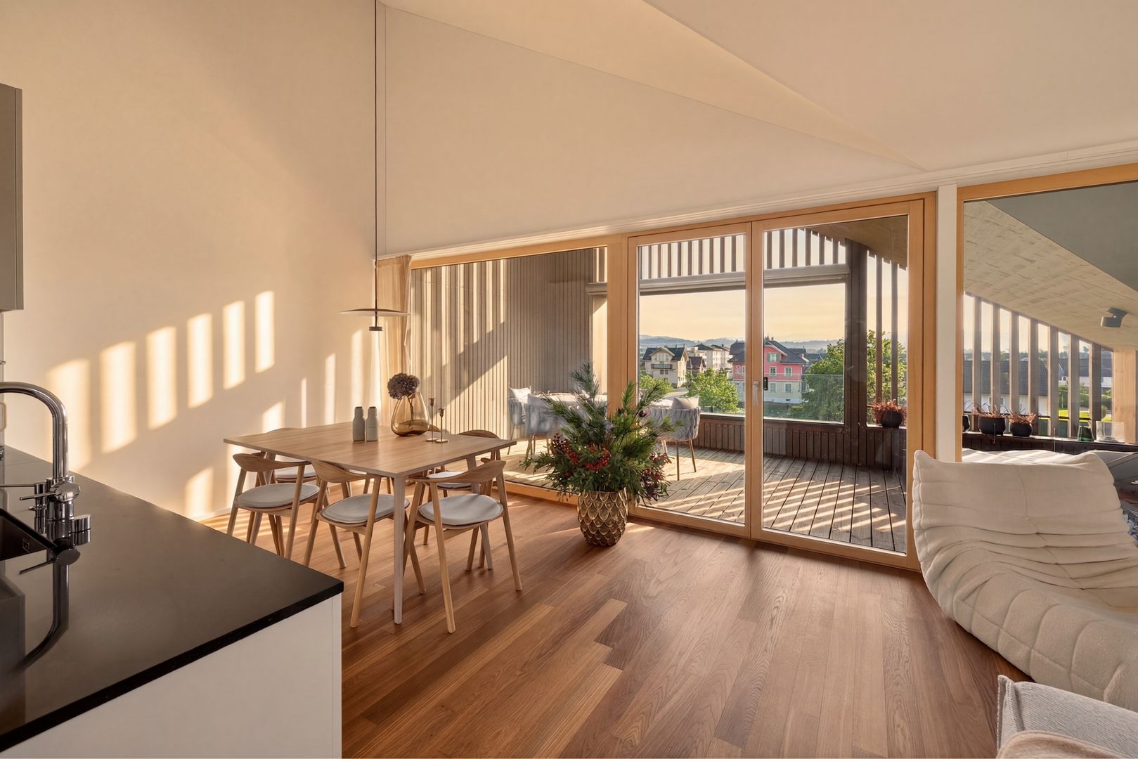 Moderne Dachwohnung mit Weitsicht und charaktervoller Holzarchitektur - Bild 3