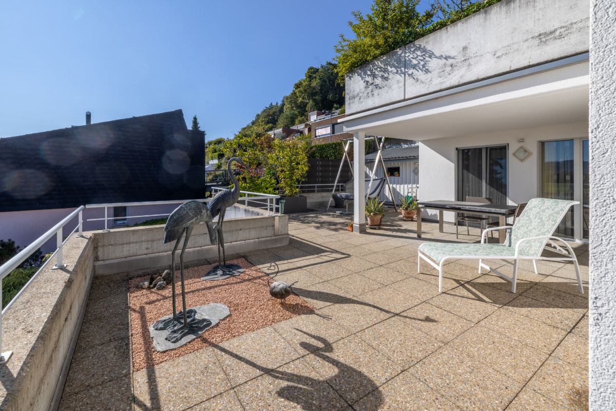 Wohnen mit Weitblick und Ruhe - grosszügiges Terrassenhaus an sonnigem Südhang von Zuzwil - Bild 8