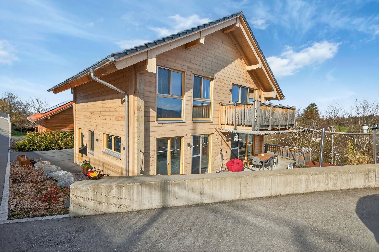 Neuwertiges Einfamilienhaus mit Seesicht - Hauptbild