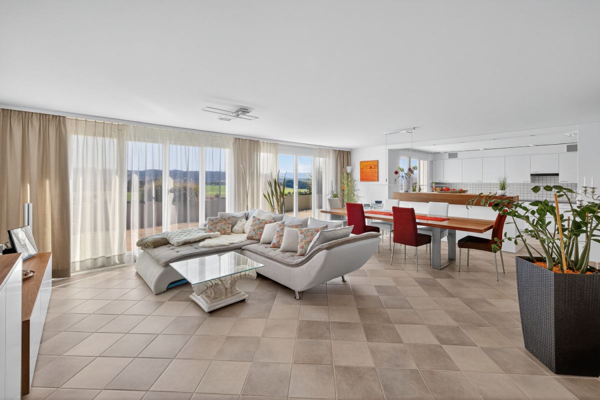 Wohnen mit Weitblick und Ruhe - grosszügiges Terrassenhaus an sonnigem Südhang von Zuzwil - Bild 2