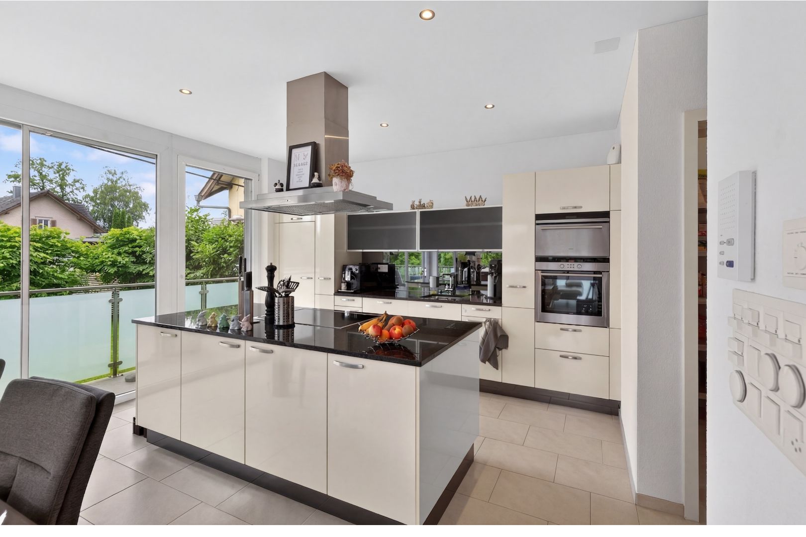 Neuwertige Wohnung mit offenem Wohnkonzept, sonniger Terrasse und direktem Gartenzugang an ruhiger Lage - Bild 3