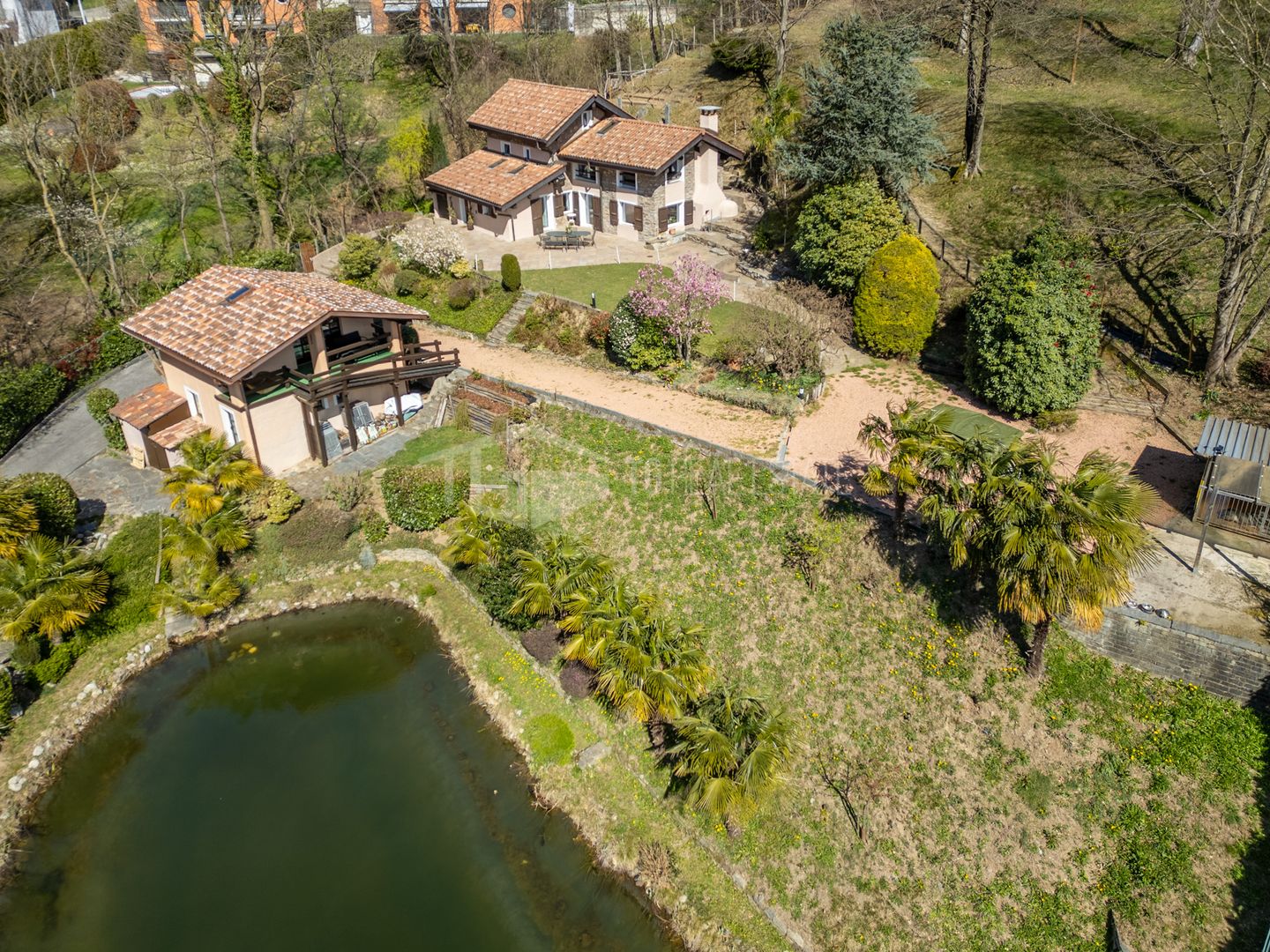 UN'OASI DI PRIVACY: VILLA CON LAGHETTO E DEPENDANCE