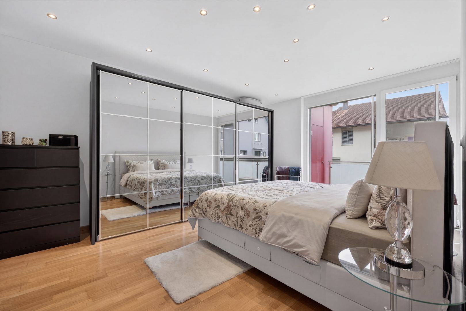 Neuwertige Wohnung mit offenem Wohnkonzept, sonniger Terrasse und direktem Gartenzugang an ruhiger Lage - Bild 4