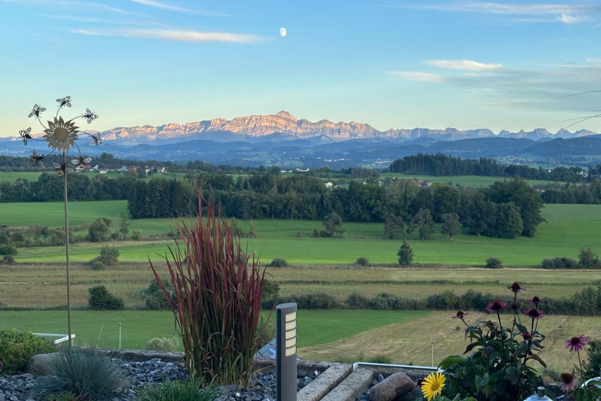 Wohnen mit Weitblick und Ruhe - grosszügiges Terrassenhaus an sonnigem Südhang von Zuzwil - Bild 6